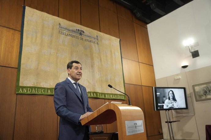 El presidente de la Junta de Andalucía, Juanma Moreno, este miércoles, durante el acto de entrega del I Premio María Díaz Cañete a la Concordia en Andalucía, que se ha desarrollado en el Parlamento