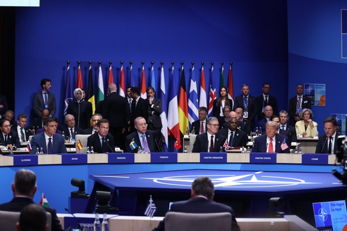 El presidente del Gobierno, Pedro Sánchez (1i); el primer ministro británico, Keir Starmer (4i) y el presidente de Estados Unidos, Donald Trump (2d), durante la ceremonia de bienvenida de la segunda jornada de la Cumbre de la OTAN, a 25 de junio de 