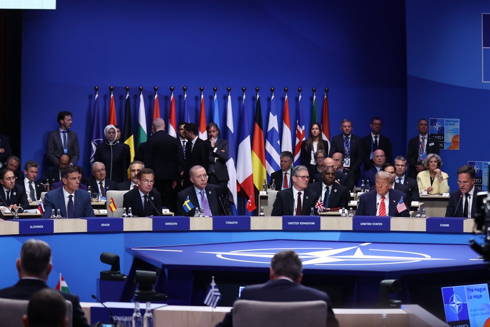 El presidente del Gobierno, Pedro Sánchez (1i); el primer ministro británico, Keir Starmer (4i) y el presidente de Estados Unidos, Donald Trump (2d), durante la ceremonia de bienvenida de la segunda jornada de la Cumbre de la OTAN, a 25 de junio de