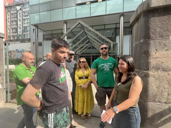 Representantes de la Junta de Personal Docente frente a la sede del Gobierno de Cantabria