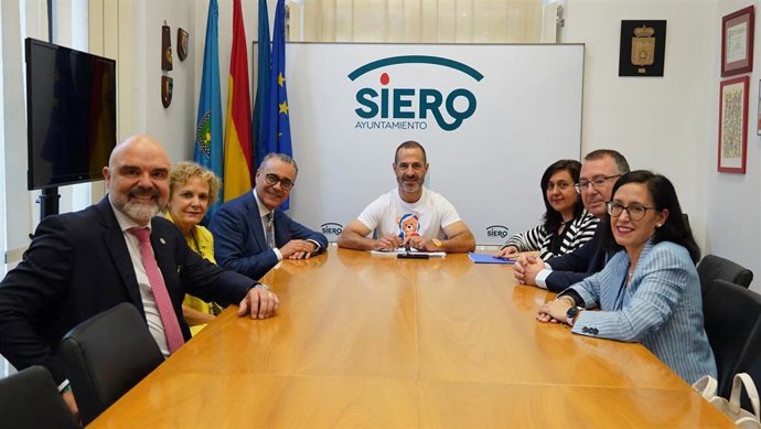 El alcalde de Siero, Ángel García, con representantes del Colegio de Abogados de Oviedo.