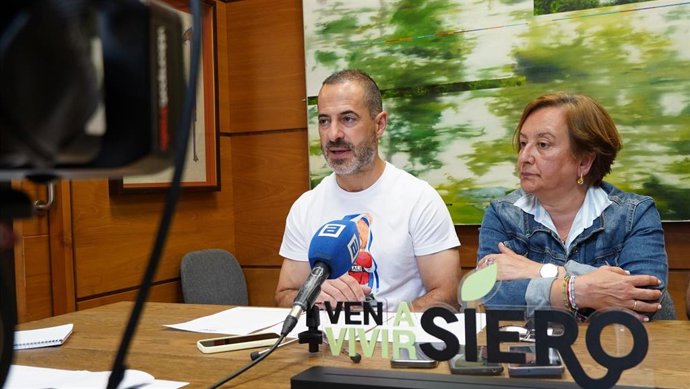 El alcalde de Siero, Ángel García, y la concejala de Festejos, Mercados y Bienestar Animal, Ana Nosti.