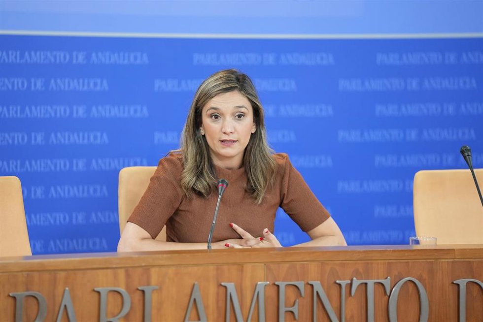 La portavoz del Grupo Parlamentario Socialista, María Márquez, durante la ronda de ruedas de prensa de portavoces de los grupos parlamentarios en el Parlamento de Andalucía. A 25 de junio de 2025, en Sevilla (Andalucía, España).Los portavoces de los gru
