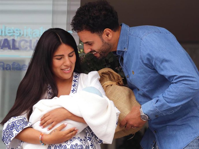 Isa Pantoja y Asraf Beno han abandonado este miércoles el hospital con su hijo recién nacido, Cairo, en brazos