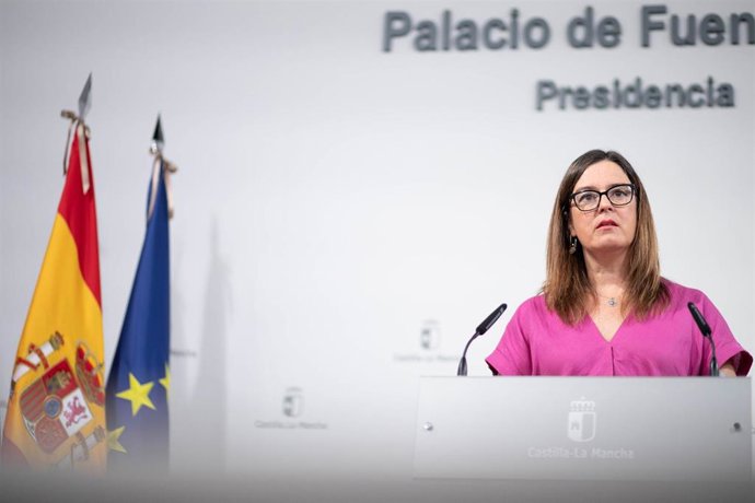 La portavoz del Gobierno de Castilla-La Mancha, Esther Padilla, en rueda de prensa.