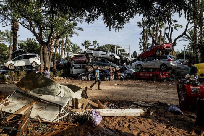 Archivo - Una persona camina entre escombros en Sedaví, a 5 de noviembre de 2024, en Valencia