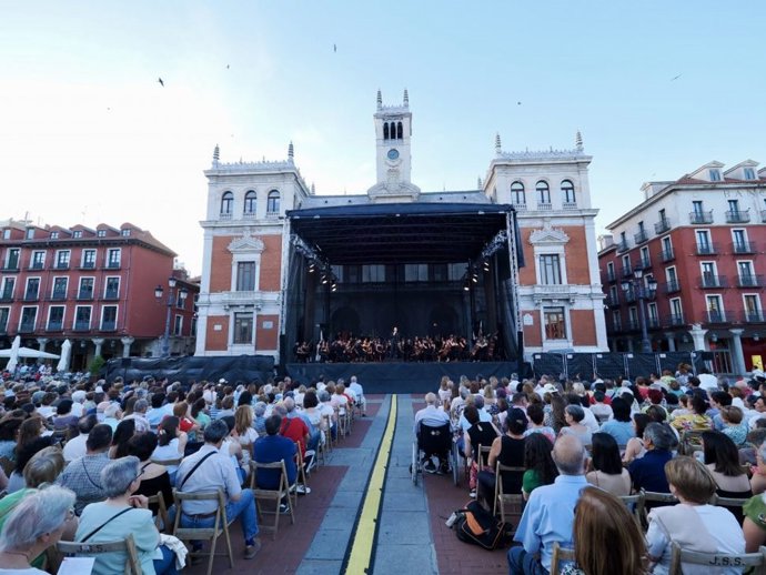 Archivo - Uno de los conciertos de la séptima edición de 'Plazas sinfónicas' de la OSCyL, en la plaza Mayor de Valladolid.