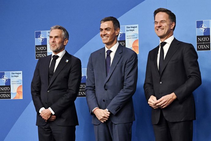 24 de junho de 2025, Holanda, Haia: (da esquerda para a direita) o primeiro-ministro da Holanda, Dick Schoof, o primeiro-ministro da Espanha, Pedro Sanchez, e o secretário-geral da OTAN, Mark Rutte, posam para uma foto na Cúpula da OTAN em Haia, Holanda. 