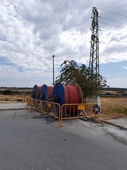 Archivo - Imagen de archivo de una línea área y cableado preparado para su soterramiento de una línea.