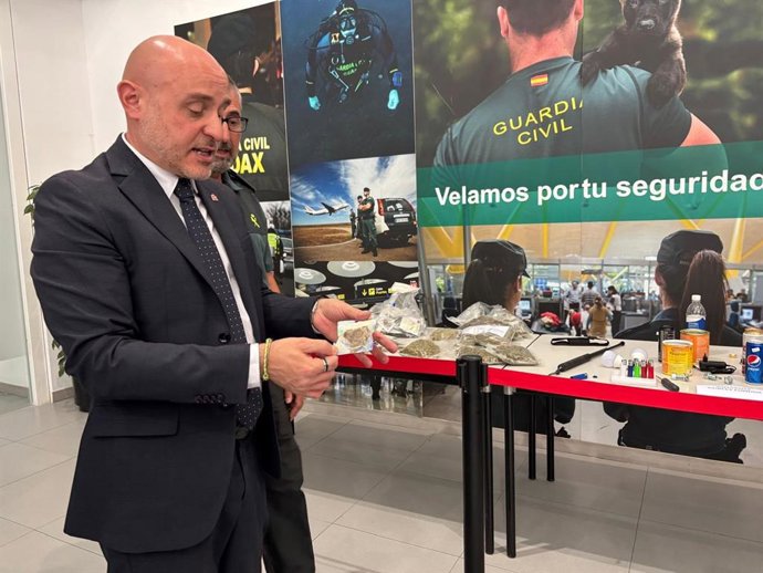 El delegado del Gobierno de España en Catalunya, Carlos Prieto, muestra los productos incautados en el operativo