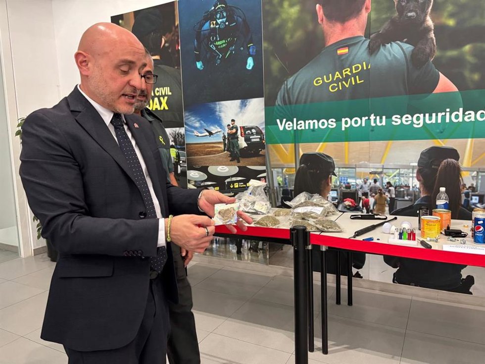 El delegado del Gobierno de España en Catalunya, Carlos Prieto, muestra los productos incautados en el operativo