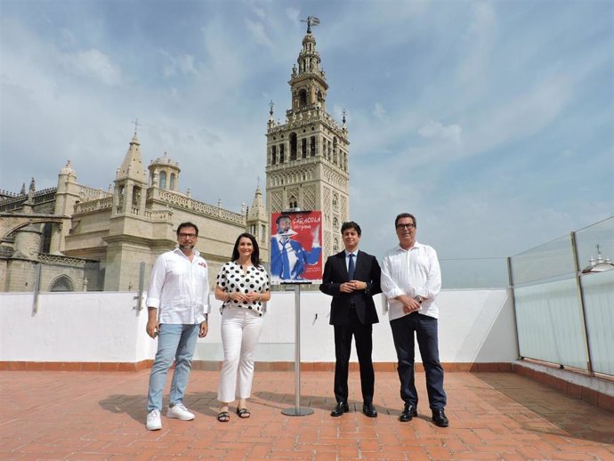 Foto de familia de la presentación de la 'LX Caracolá Lebrijana' en la Casa de la Provincia.