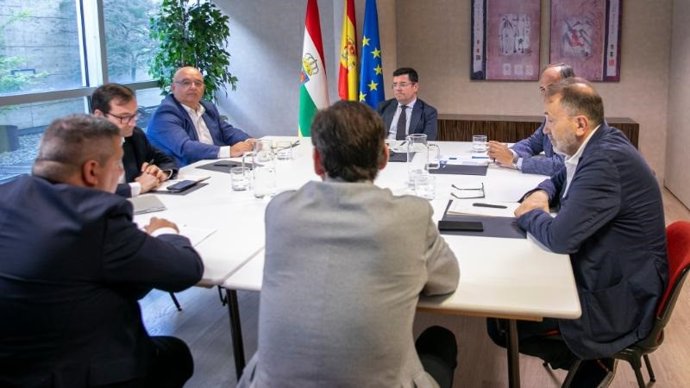 El consejero de Hacienda, Gobernanza Pública, Sociedad Digital y Portavocía, Alfonso Domínguez, presenta las medidas consensuadas por el Gobierno de La Rioja con la Federación de Empresas de La Rioja (FER) en la Mesa de Simplificación Administrativa