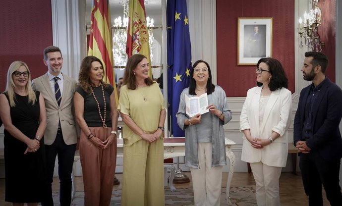 La presidenta del CJC, Margarita Soler, entrega la memoria de 2024 a la Mesa de Les Corts