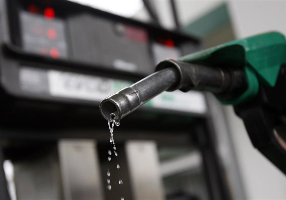 Archivo - Un surtidor de gasolina, en una imagen del archivo.