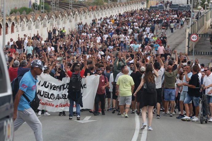 Trabajadores del metal en una manifestación por la huelga indefinida en Cádiz este pasado martes.