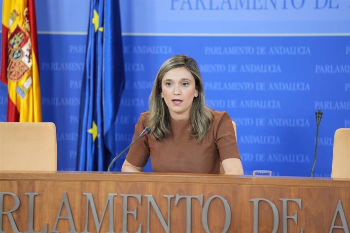 La portavoz del Grupo Parlamentario Socialista, María Márquez, durante la ronda de ruedas de prensa de portavoces de los grupos parlamentarios en el Parlamento de Andalucía. A 25 de junio de 2025, en Sevilla (Andalucía, España).Los portavoces de los grupo