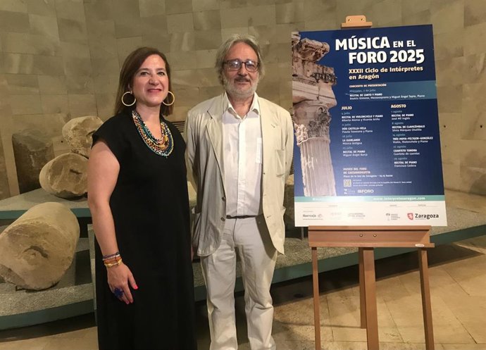 La consejera municipal de Educación, Cultura y Turismo del Ayuntamiento de Zaragoza, Sara Fernández; y el representante de la Asociación Aragonesa de Intérpretes de Música, Rubén Lorenzo, presentan la XXXII edición del ciclo 'Música en el Foro'