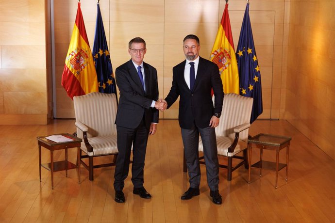 Archivo - El lider del PP, Alberto Núñez Feijóo (i) y el líder de VOX, Santiago Abascal (d), se saludan a su llegada a una reunión en el Congreso de los Diputados, a 5 de septiembre de 2023, en Madrid (España). El líder del Partido Popular, Alberto Núñez 
