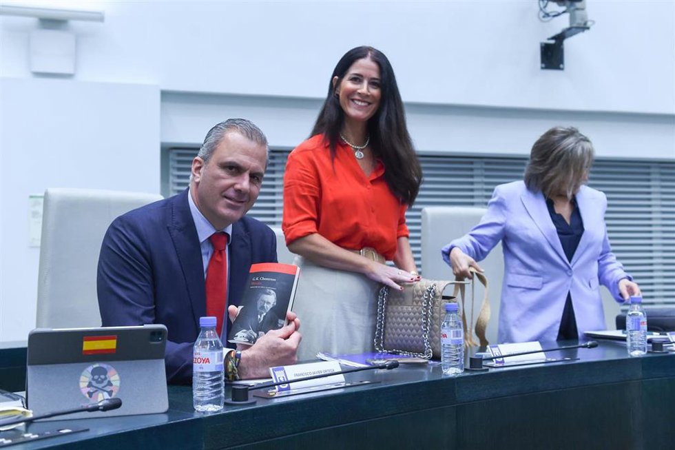 El portavoz de Vox en el Ayuntamiento de Madrid, Javier Ortega Smith (i), y la concejala de VOX Carla Toscana (c), durante un pleno del Ayuntamiento de Madrid, en el Palacio de Cibeles, a 24 de junio de 2025, en Madrid (España). Los casos de corrupción