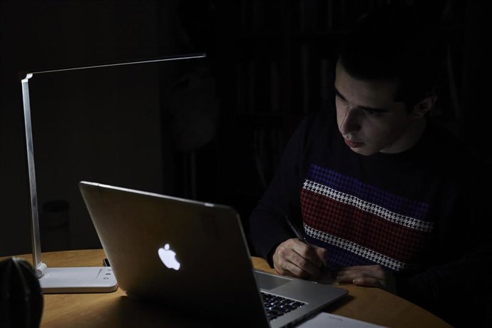 Archivo - Un estudiante utiliza el ordenador 