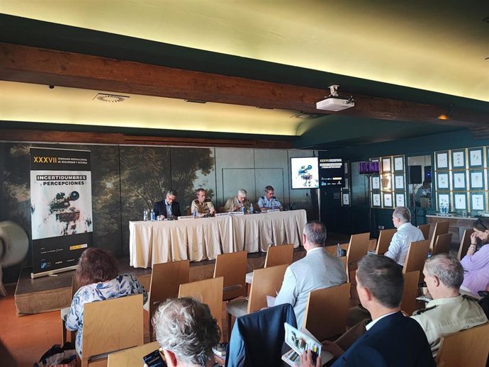 Mesa del XXXVII Seminario Internacional de Defensa organizado por la Asociación de Periodistas Europeos.