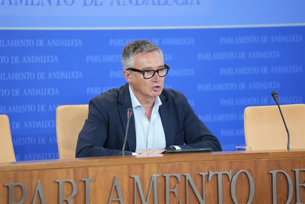 El portavoz del grupo parlamentario Vox, Manuel Gavira, durante la ronda de ruedas de prensa de portavoces de los grupos parlamentarios en el Parlamento de Andalucía. A 25 de junio de 2025, en Sevilla (Andalucía, España).Los portavoces de los grupos par