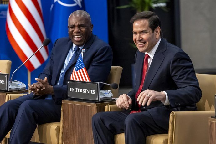 Archivo - Arquivo - HANDOUT - 15 de maio de 2025, Turquia, Belek: O Ministro das Relações Exteriores do Reino Unido, David Lammy (à esq.), e o Secretário de Estado dos EUA, Marco Rubio, participam de uma reunião informal dos Ministros das Relações Exterio