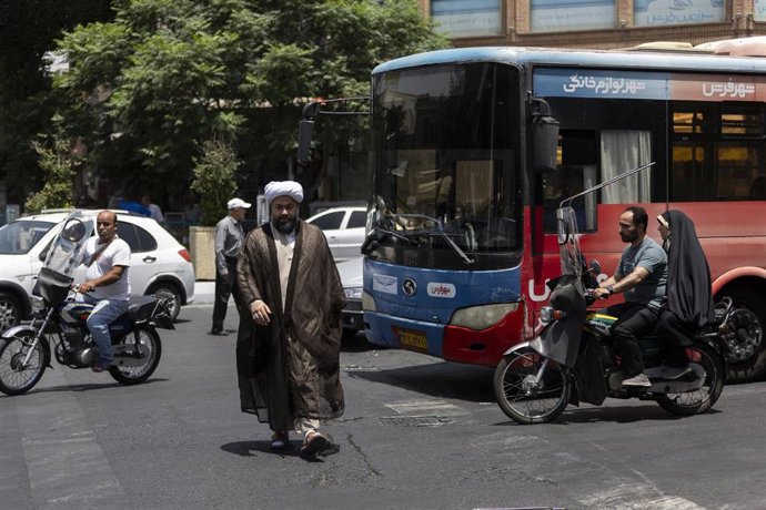 Peatones y vehículos en una calle de Teherán, Irán