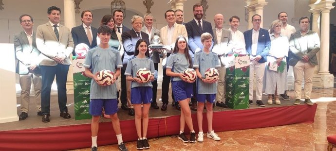 Foto de familia de la presentacion del presentación del Mundial de Clubes de Fútbol Sub-18, Trofeo Al-Andalus.
