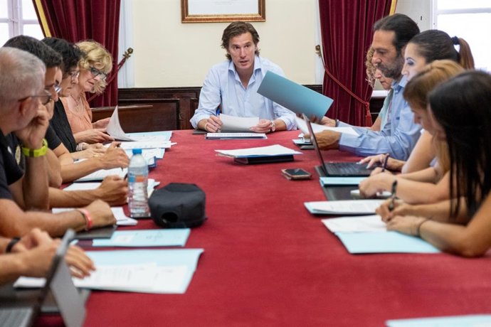 El concejal de Desarrollo Social, Pablo Otero, en la Comisión Municipal de Absentismo Escolar de Cádiz.