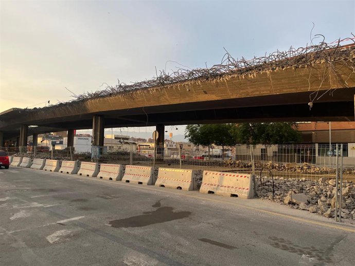 Desmantelamiento del puente de la Avenida del Mediterráneo en Almería en las obras del soterramiento de las vías del tren.