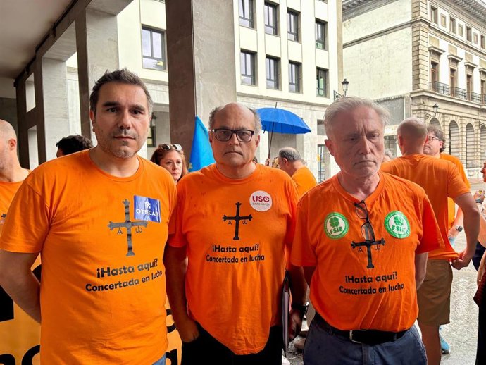 Los representantes de las organizaciones sindicales de la enseñanza concertada Otecas, USO y FSIE frente a la Consejería de Educación.