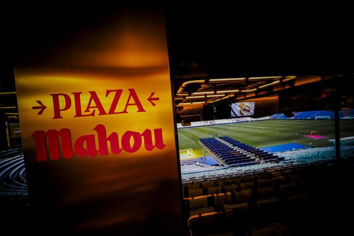 Archivo - El nuevo espacio Plaza Mahou en el Santiago Bernabéu.