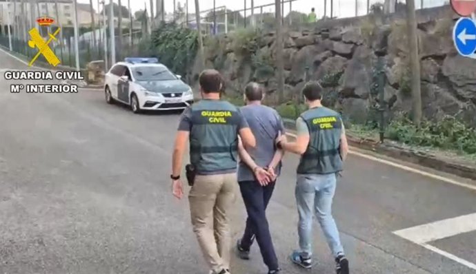 Momento de la detención de un hombre, acusado de violar a sus hijas, que supuestamente fingió su suicidio para evitar ser arrestado.