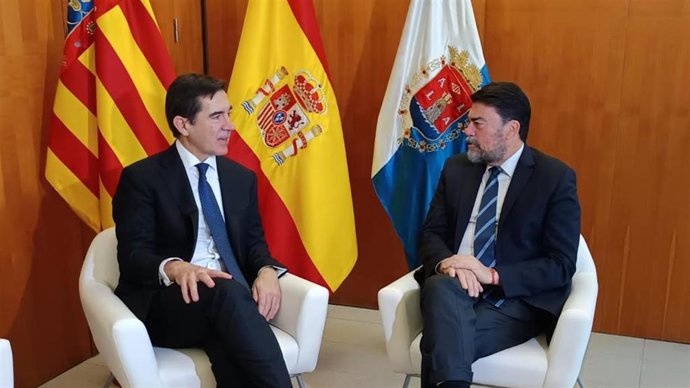 Archivo - El presidente de BBVA, Carlos Torres, y el alcalde de Alicante, Luis Barcala.