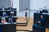 Almeida, por encima de gafas ideológicas, tacha de "inaceptable" el discurso de Toscano (Vox) en la abierta Madrid