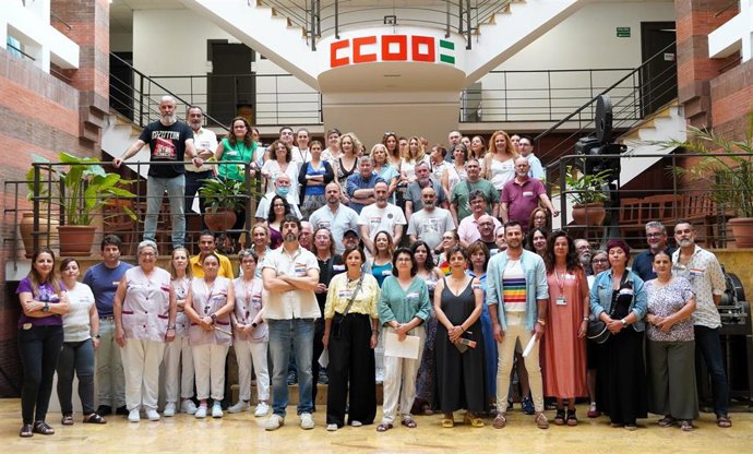 Foto de familia de CCOO tras los actos previstos en su sede por el Día Internacional del Orgullo LGTBI.