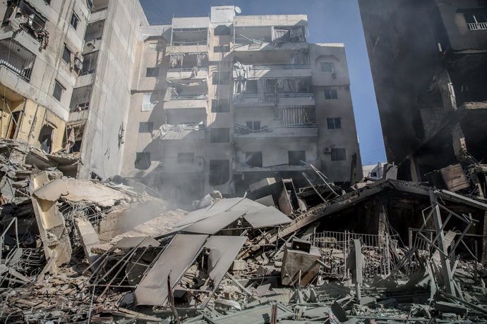 Archivo - Arquivo - Filial da Associação Al Qard al-Hassan, considerada a ala financeira da milícia xiita libanesa Hezbollah, após um ataque israelense à capital do Líbano, Beirute, em outubro de 2024 (arquivo)