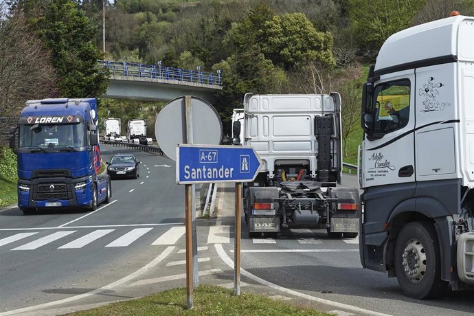 Archivo - Varios camiones en la A-67