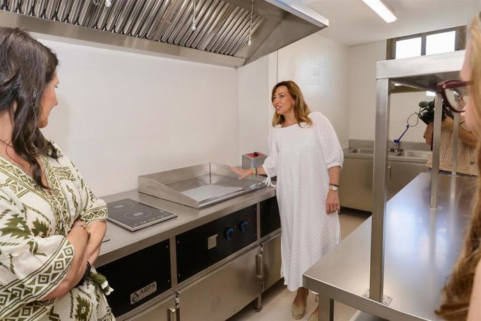 La alcaldesa de Zaragoza, Natalia Chueca, visita la reforma integral del pabellón del barrio rural de Venta del Olivar