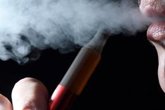 Foto: AECC aplaude la prohibición de vapear en los mismos espacios que fumar  anunciada por Sanidad y pide más impuestos