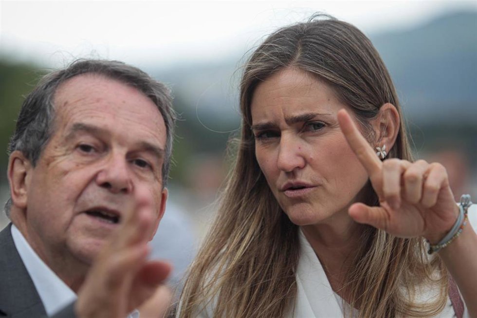 La vicepresidenta tercera del Gobierno y ministra para la Transición Ecológica y el Reto Demográfico, Sara Aagesen, y el alcalde de Vigo, Abel Caballero, durante una visita al sistema dunar de la playa de Samil, a 25 de junio de 2025, en Vigo, Pontevedr