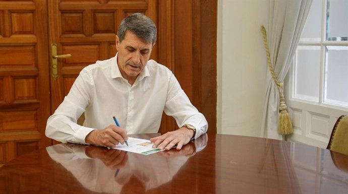 El secretario general del PSOE en Granada, Pedro Fernández, avala a María Jesús Montero como candidata socialista a la Presidencia de la Junta
