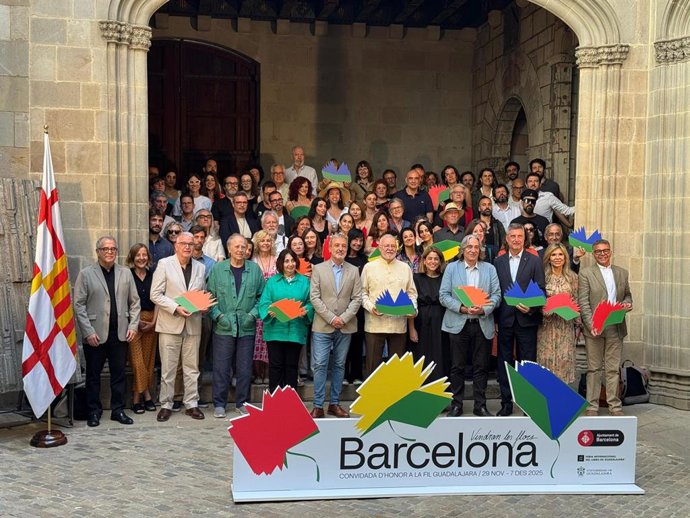 El alcalde Collboni, Joan Manuel Serrat, Trinidad Padilla y Marisol Shulz (FIL) y la comisaria Anna Guitart, tras la presentación de este miércoles