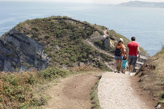 Archivo - Unos turistas realizan la ruta Punta Socastro o ‘O Fuciño do Porco’, a 11 de agosto de 2022, en O Vicedo, Lugo, Galicia (España). ‘O Fuciño do Porco’ significa hocico de cerdo en castellano y esconde el cabo donde se localiza una ruta impresiona