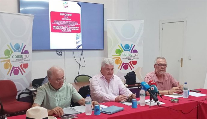 Los expertos en infraestructuras ferroviarias Antonio del Campo Navarro, Francisco García Calvo y Ángel Martínez Martínez, junto con el presidente de Consumur, Roberto Barceló, presentan un informe