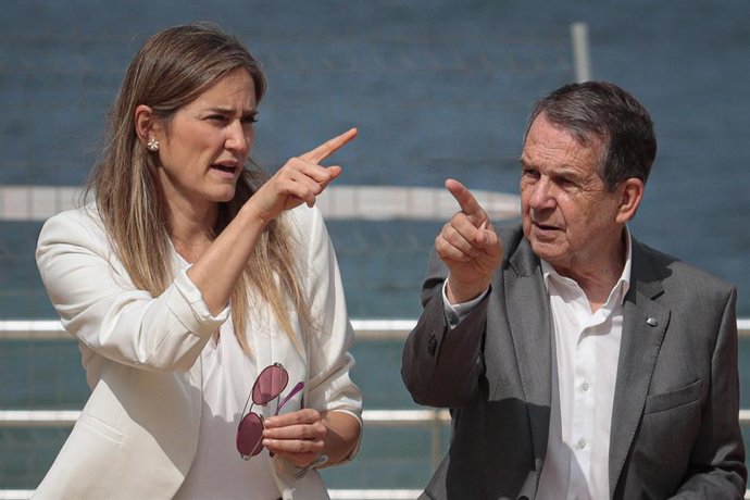 A terceira vice-presidente e ministra da Transição Ecológica, Sara Aagesen, e o prefeito de Vigo, Abel Caballero, visitam as obras na praia de Samil, em Vigo.