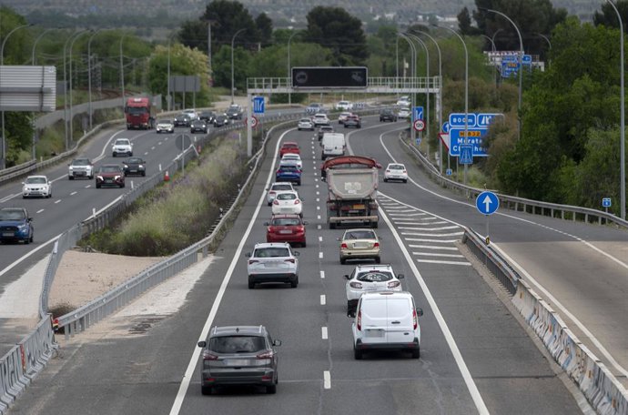 Archivo - Vehículos en una autovía española