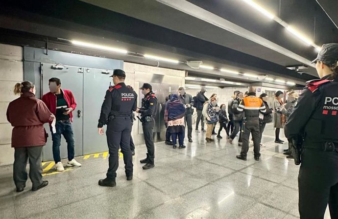 Archivo - Dispositiu dels Mossos d'Esquadra al Metro de Barcelona 